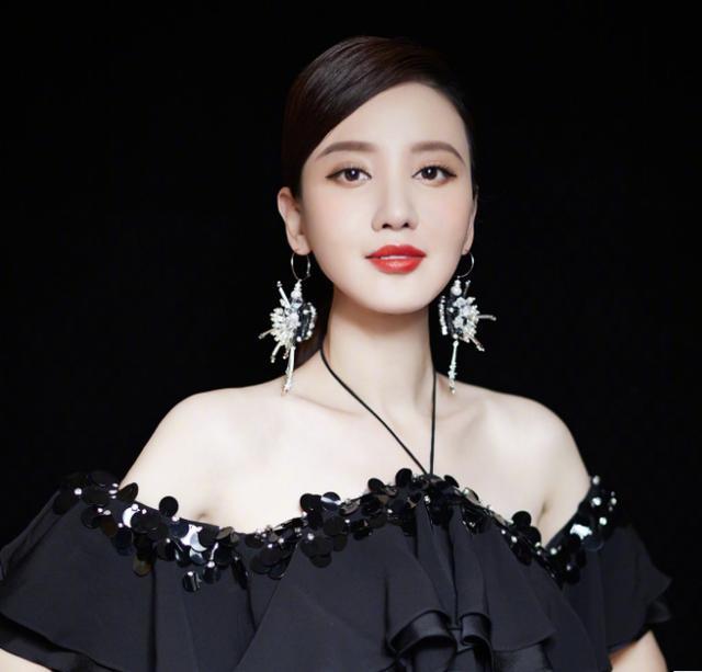 张檬整残了，如今张萌也大变脸疑似整容，网友：完全认不出