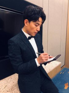 ​张杨果而晒全家福为老公庆生，33岁的百克力和儿子都笑得好欢