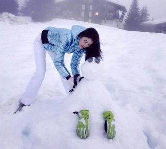​何穗在雪地堆雪人, 这个特点让网友羡慕不已! 这是能隐身呀
