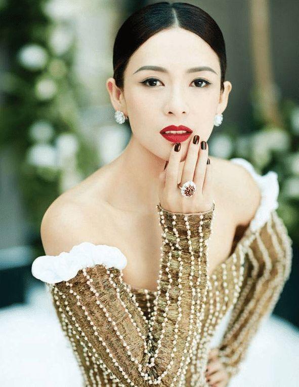 章子怡沙滩照被扒出,看她双手掐腰的那刻,心都跟着颤了起来