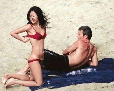 章子怡沙滩照被扒出,看她双手掐腰的那刻,心都跟着颤了起来