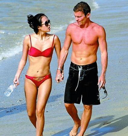 章子怡沙滩照被扒出,看她双手掐腰的那刻,心都跟着颤了起来