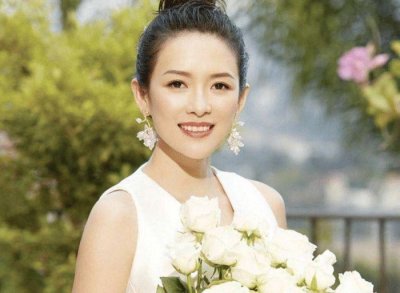 ​章子怡沙滩照被扒出，看她双手掐腰的那刻，心都跟着颤了起来