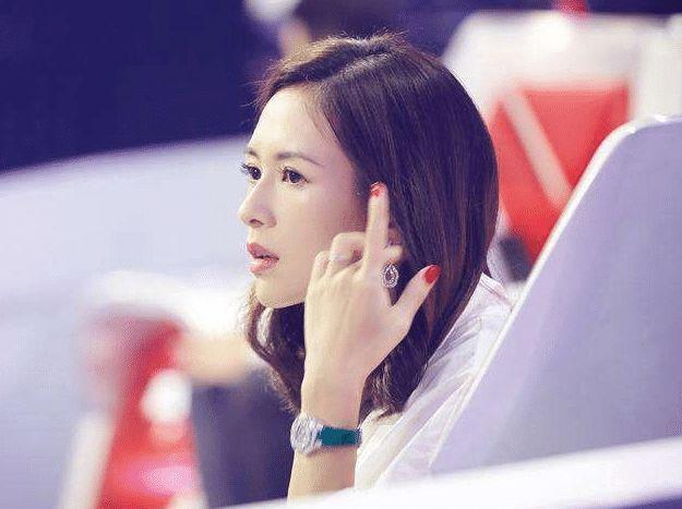 章子怡沙滩照被扒出,看她双手掐腰的那刻,心都跟着颤了起来