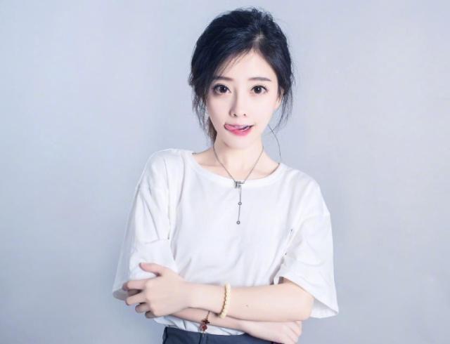 张韶涵身高158,冯提莫身高也是158,两人同框时就尴尬了