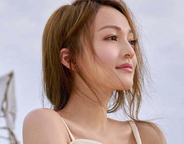 张韶涵身高158,冯提莫身高也是158,两人同框时就尴尬了