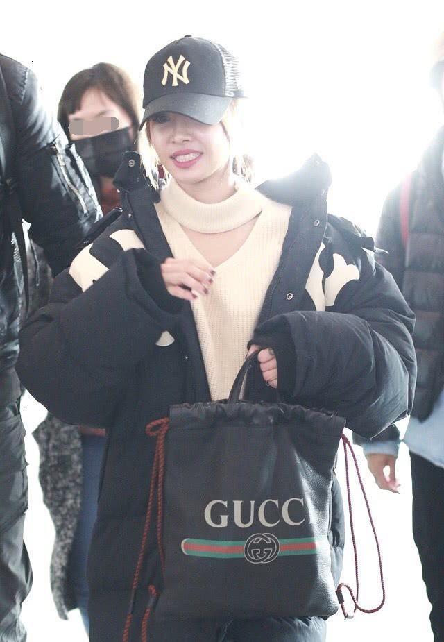 蔡依林淡妆与粉丝合影，真实身高暴露，毫无明星气质