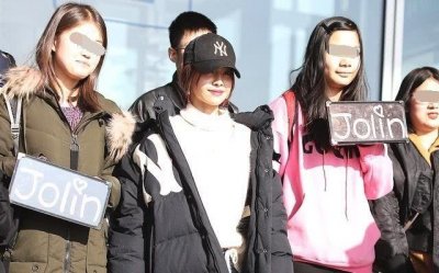 ​蔡依林淡妆与粉丝合影，真实身高暴露，毫无明星气质