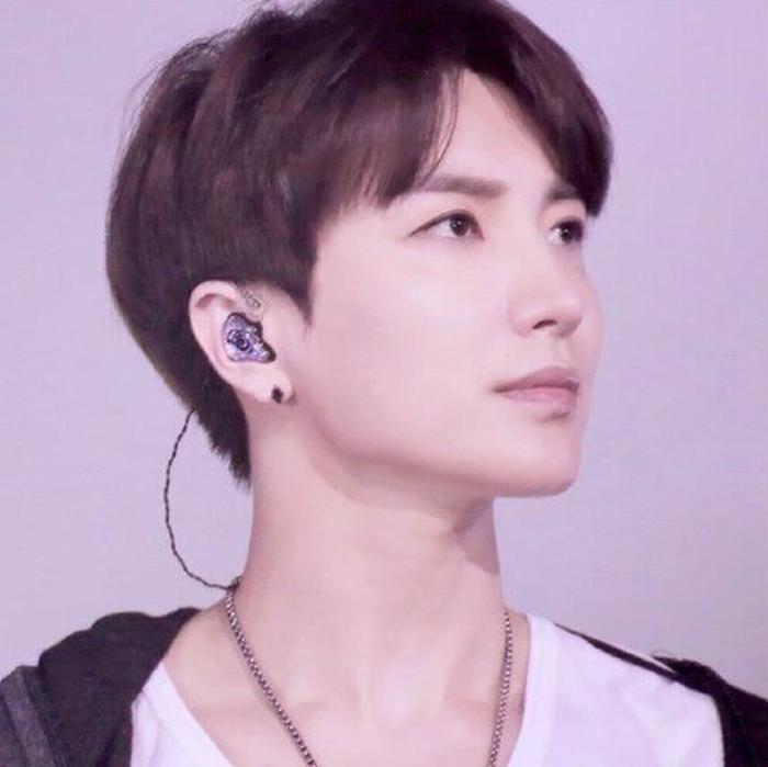 韩艺人揭露入伍丑闻，被逼要女团手机号，权志龙身上的痣都被曝光