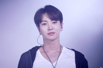 ​韩艺人揭露入伍丑闻，被逼要女团手机号，权志龙身上的痣都被曝光