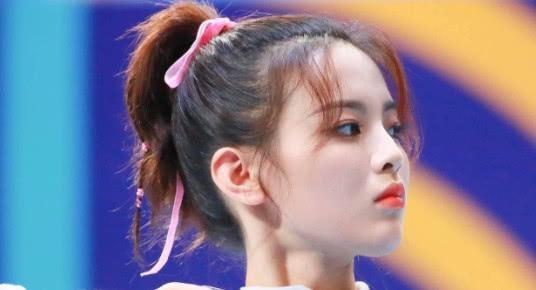 他因《明日之子》而走红，今转型成演员，搭档杨超越演偶像剧