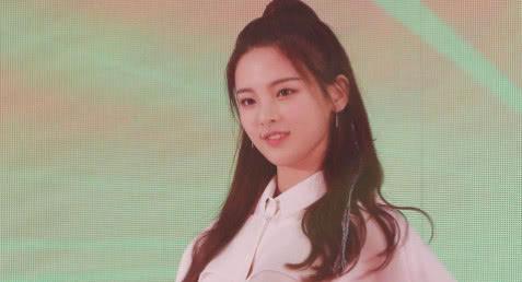 他因《明日之子》而走红，今转型成演员，搭档杨超越演偶像剧