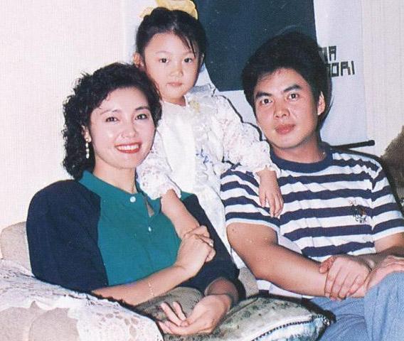 《还珠格格》中称“最美皇后”,患肿瘤后生女,今与丈夫恩爱41年