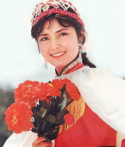 《还珠格格》中称“最美皇后”,患肿瘤后生女,今与丈夫恩爱41年