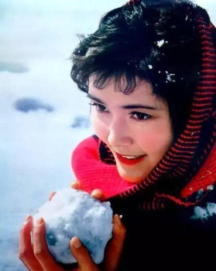 《还珠格格》中称“最美皇后”,患肿瘤后生女,今与丈夫恩爱41年