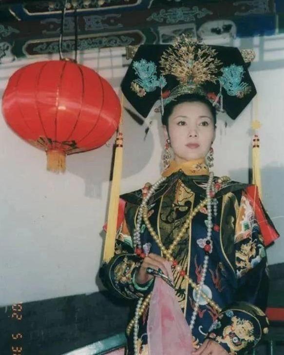 《还珠格格》中称“最美皇后”,患肿瘤后生女,今与丈夫恩爱41年