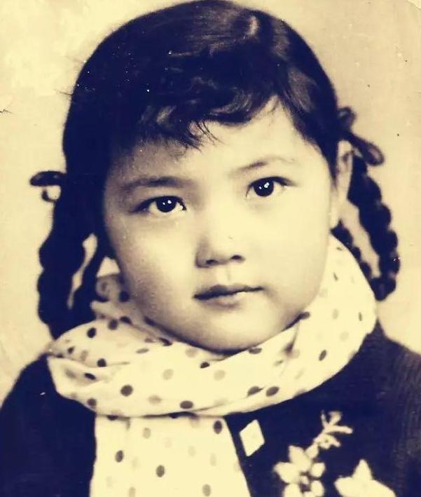 《还珠格格》中称“最美皇后”,患肿瘤后生女,今与丈夫恩爱41年