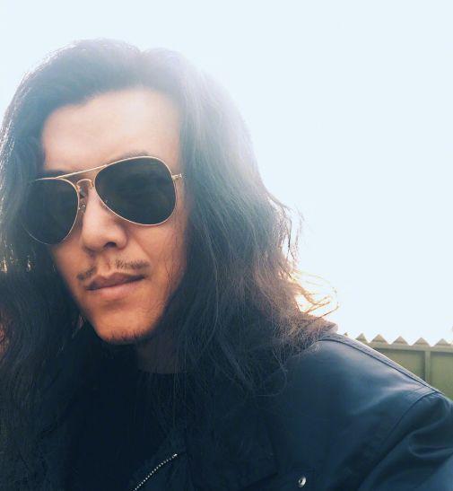 他曾是知名主持人，事业巅峰期淡出荧幕，现成为一名灵魂写手！