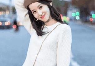 高中时凭1张校园举牌照走红！长相清纯今成电视剧女主角