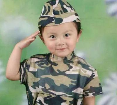 本以为蒋依依小时候够可爱了，直到看到赵今麦，才懂啥叫SD娃娃