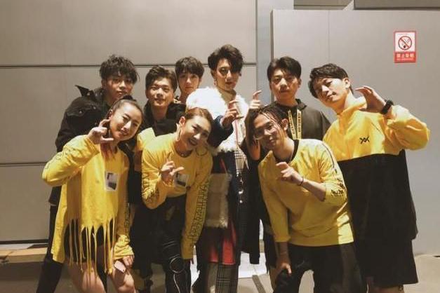 黄子韬成都演唱会发挥不佳发文道歉，获粉丝力捧