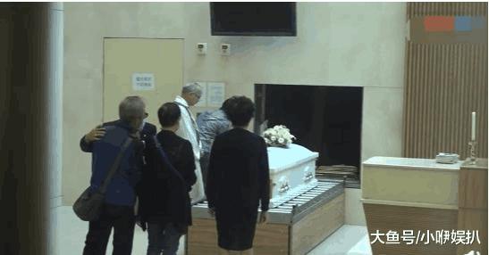 蓝洁瑛出殡, 蓝洁卿脱帽致哀, 亲自按键将她的灵柩送进火化