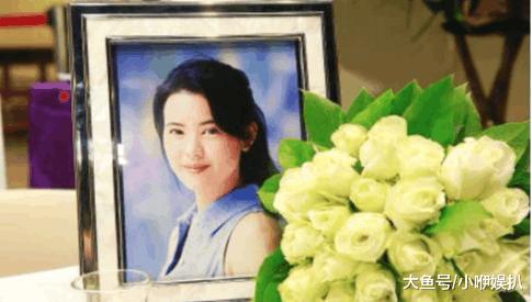 蓝洁瑛出殡, 蓝洁卿脱帽致哀, 亲自按键将她的灵柩送进火化