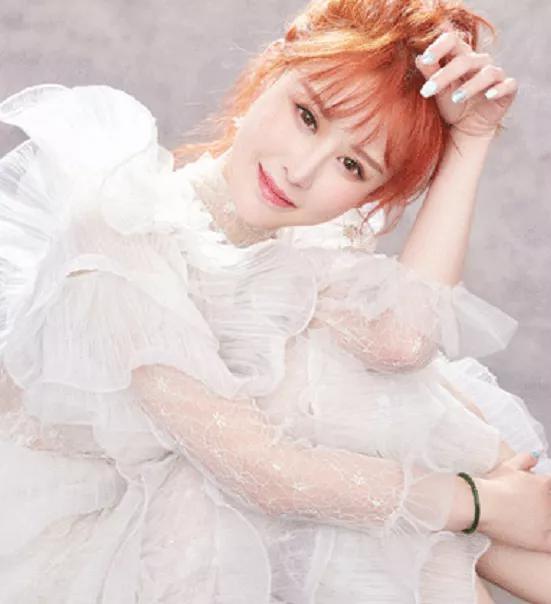 还记得《花千骨》里的绿鞘吗?画上眉毛后,美得让人认不出