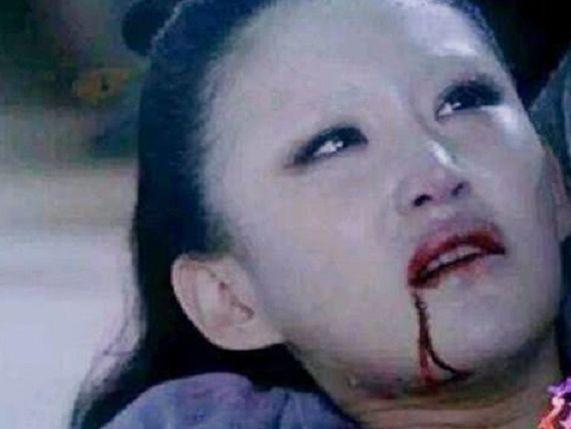 还记得《花千骨》里的绿鞘吗?画上眉毛后,美得让人认不出