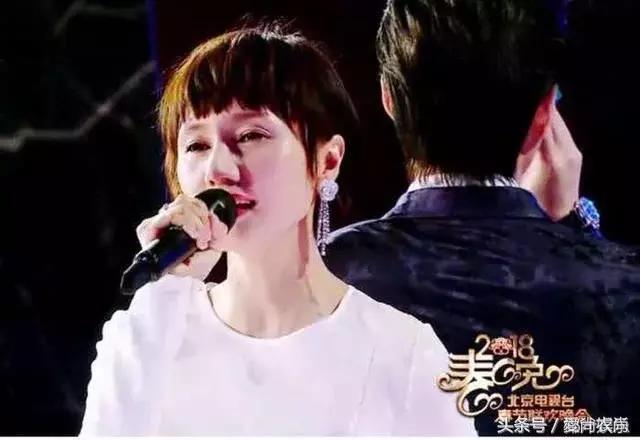 靳东袁泉深情对唱，袁泉眼眶泛泪，靳东直白：忘了你也没有用