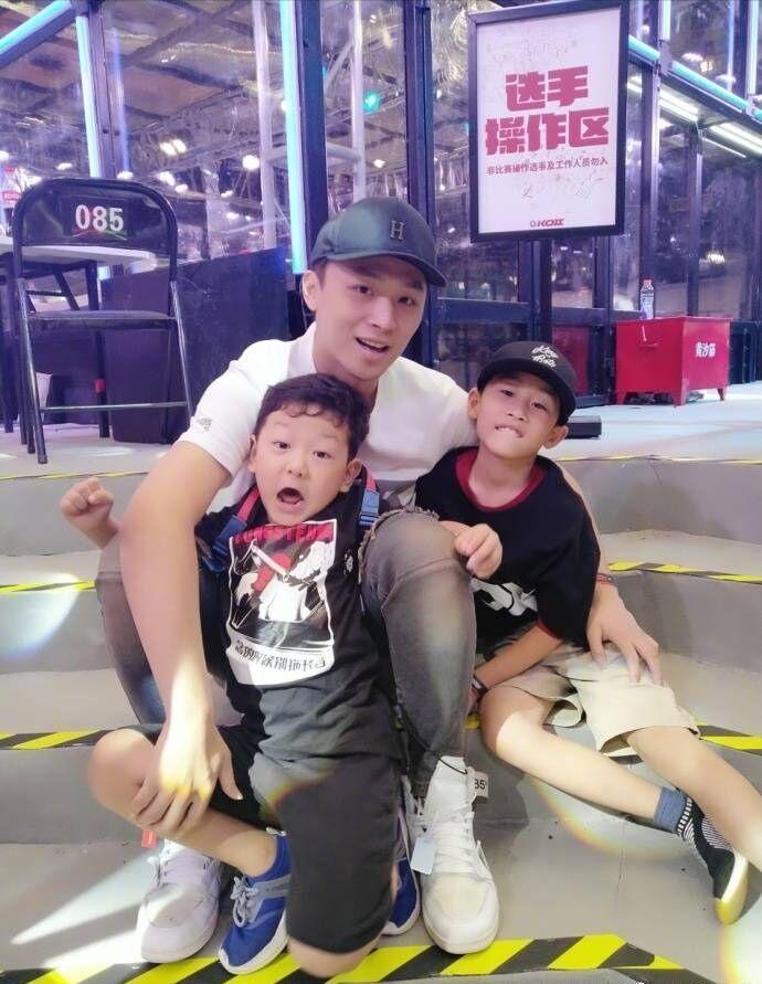 网友偶遇郑爽与男友逛街约会,两人全程手拉手,超级甜