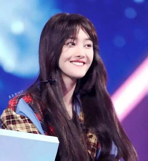 网友偶遇郑爽与男友逛街约会,两人全程手拉手,超级甜