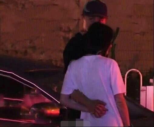 网友偶遇郑爽与男友逛街约会,两人全程手拉手,超级甜