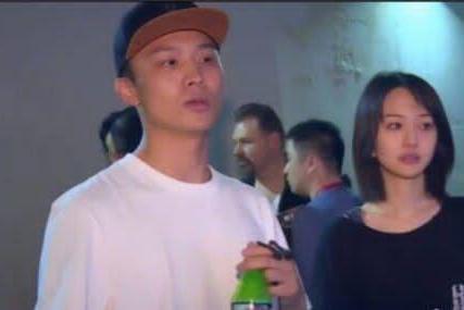 网友偶遇郑爽与男友逛街约会,两人全程手拉手,超级甜