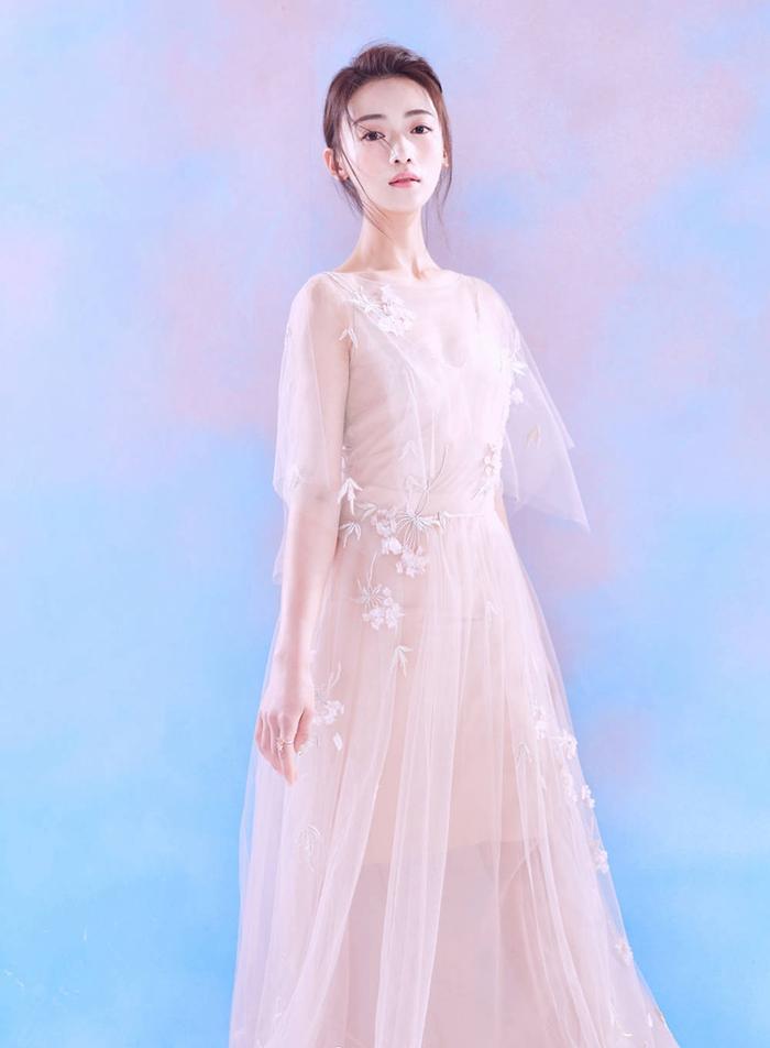 还记得《凤囚凰》里的冯太后吴谨言吗，感觉现代装的她清纯又靓丽