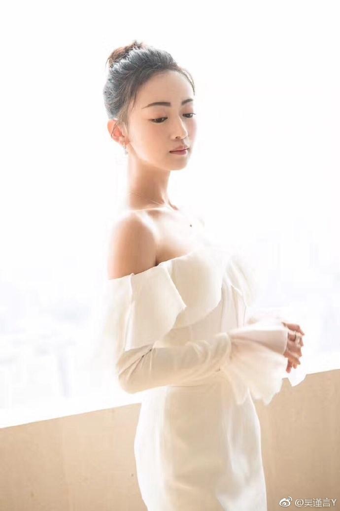 还记得《凤囚凰》里的冯太后吴谨言吗，感觉现代装的她清纯又靓丽