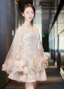 ​还记得《凤囚凰》里的冯太后吴谨言吗，感觉现代装的她清纯又靓丽