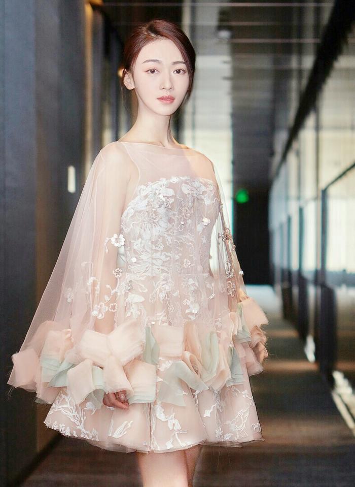 还记得《凤囚凰》里的冯太后吴谨言吗，感觉现代装的她清纯又靓丽