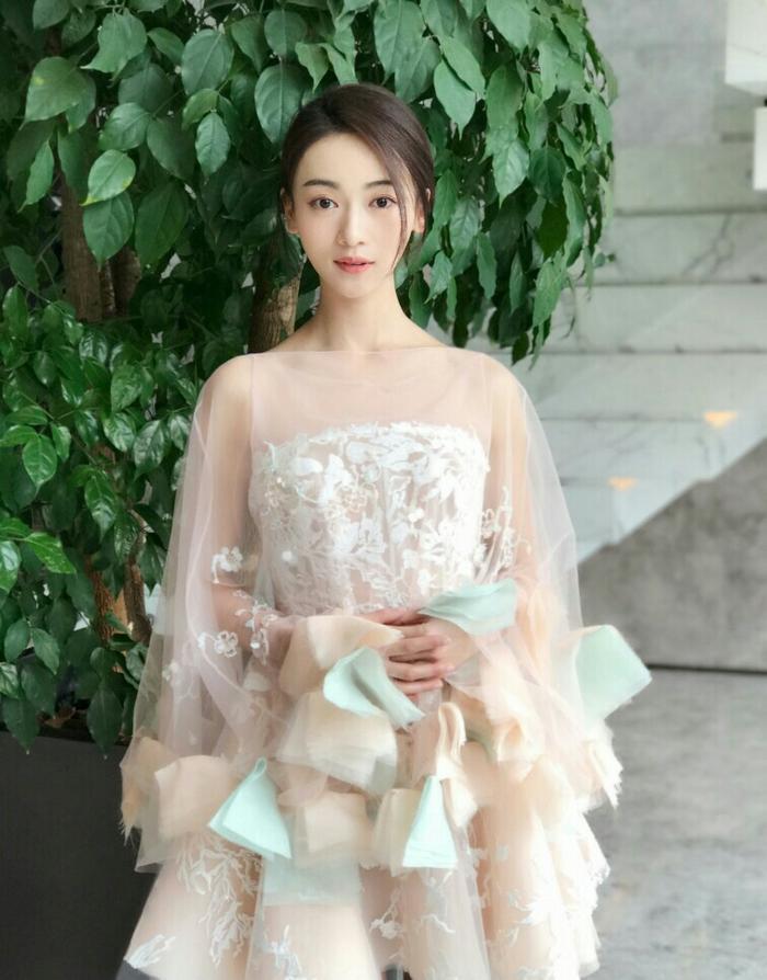 还记得《凤囚凰》里的冯太后吴谨言吗，感觉现代装的她清纯又靓丽