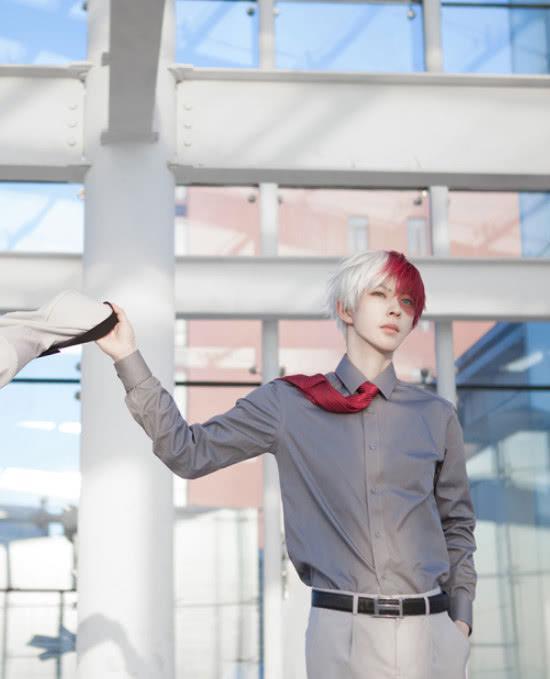 熊祁cos轰焦冻,看到他穿西装的样子,网友:谁能不爱呢?