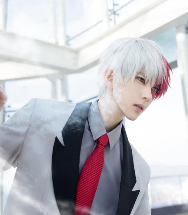 熊祁cos轰焦冻,看到他穿西装的样子,网友:谁能不爱呢?