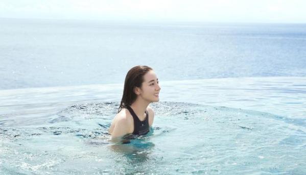 热巴拍的泳装照与众不同 放弃性感比基尼 选择保守的连身泳装了