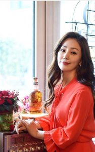 ​吴娜拉穿了一条大红色的连衣裙接受采访 姿态显得特别高贵