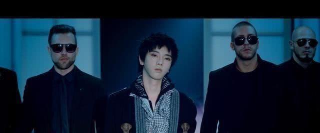 出道5年的华晨宇终于在采访中提到了自己的妈妈，网友：值得反思