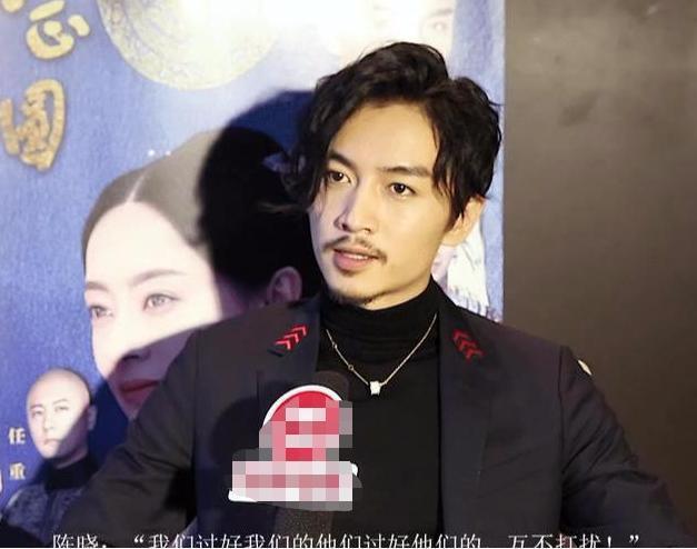 陈晓终于不再沉默，首次回应与陈妍希婚姻状况，网友：这不能怪他