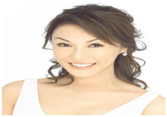 出生就是“双性人”，12年换7张脸，嫁小14岁老公却让其禁欲4年！