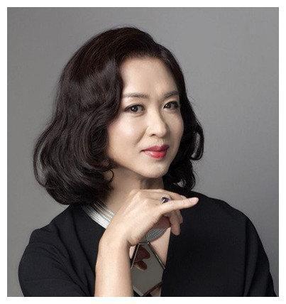 出生就是“双性人”，12年换7张脸，嫁小14岁老公却让其禁欲4年！