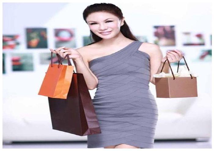 出生就是“双性人”，12年换7张脸，嫁小14岁老公却让其禁欲4年！