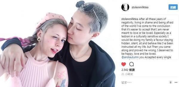 成龙女儿因家庭原因出柜就够“惨”了, 如今还被女朋友劈“腿”?