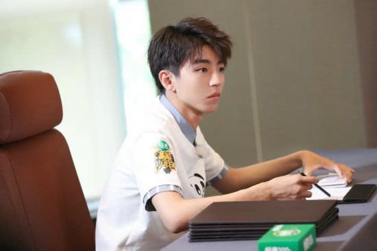 《高能少年团》外国友人带来不同的笑点，阚清子和董力在干嘛？